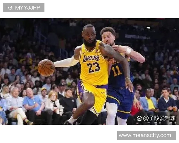 江苏男篮与文一男篮激战正酣谁能在赛场上笑到最后